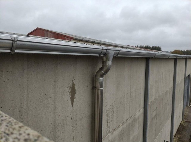 Canalones de aluminio y acero inoxidable para naves industriales en Outeiro de Rei - Imagen 1