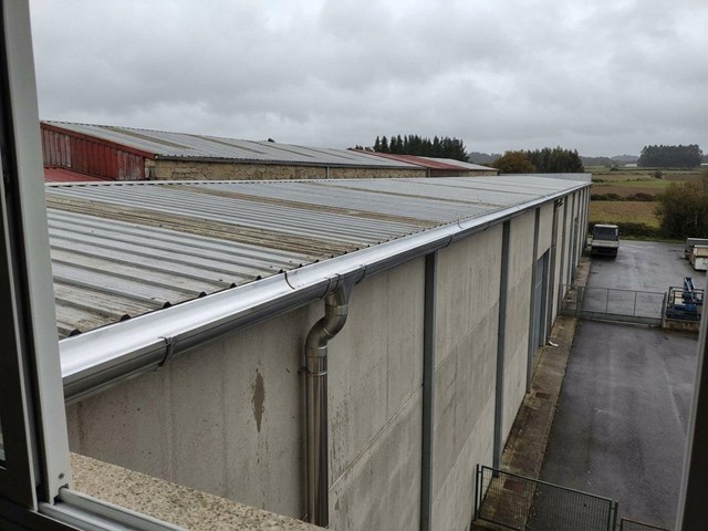 Canalones de aluminio y acero inoxidable para naves industriales en Outeiro de Rei