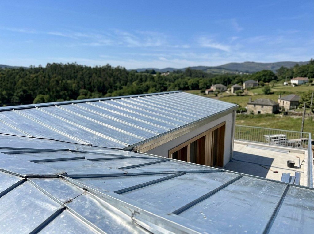 Foto 1 Instalación de cubiertas de zinc en Lugo para edificios de diseño contemporáneo 