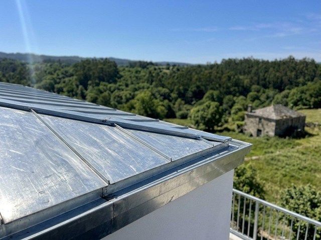 Instalación de cubiertas de zinc en Lugo para edificios de diseño contemporáneo - Imagen 1