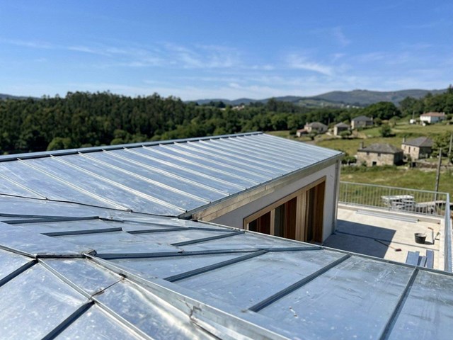 Instalación de cubiertas de zinc en Lugo para edificios de diseño contemporáneo 