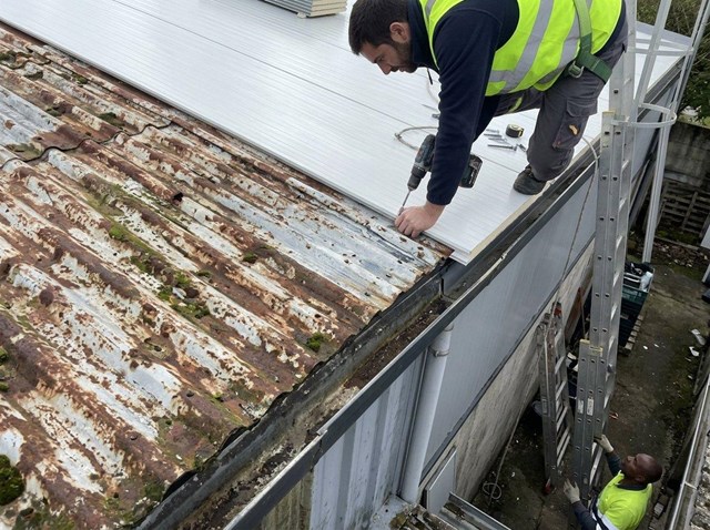 Renovación de cubiertas de naves industriales con panel sándwich en Villalba - Imagen 1