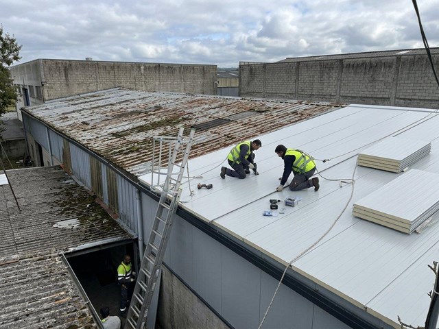 Renovación de cubiertas de naves industriales con panel sándwich en Villalba